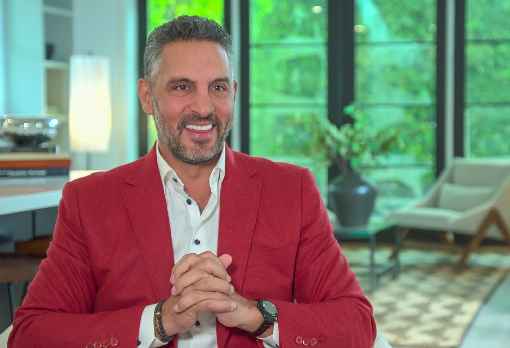 Kyle Richards’ Husband Mauricio Umansky and Daughters to Star in Netflix Reality Series ‘Buying Beverly Hills’