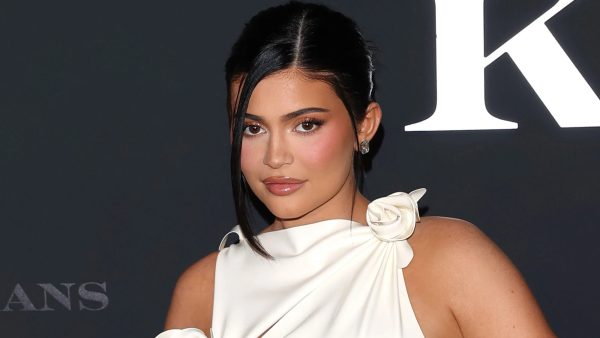 Kylie Jenner Continues to Fuel Rumors of a Photoshopped Appearance at 'The Kardashians' Premiere 082