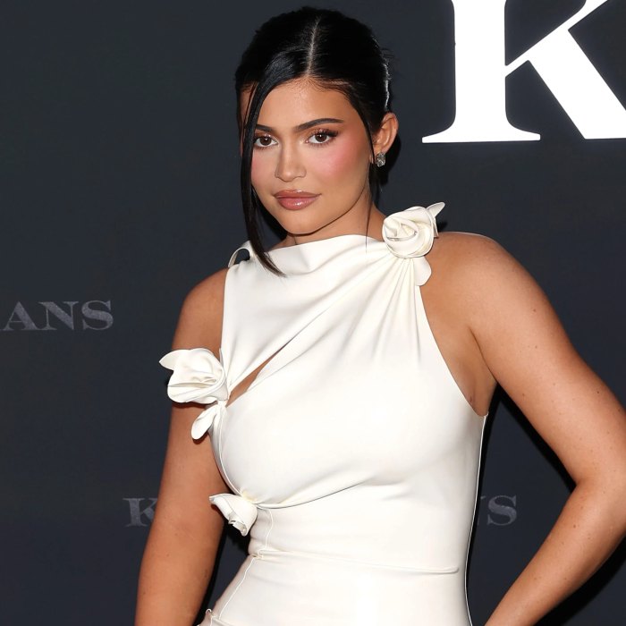 Kylie Jenner Continues to Fuel Rumors of a Photoshopped Appearance at 'The Kardashians' Premiere 082