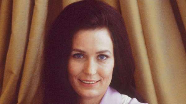 Loretta Lynn Dead- Country Music Legend, 'Coal Miner's Daughter' Singer Dies at 90 04