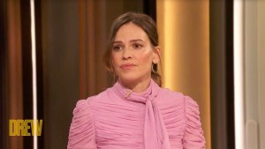 Pregnant ​​Hilary Swank Reveals Her Twins Are Due on Her Late Father’s Birthday