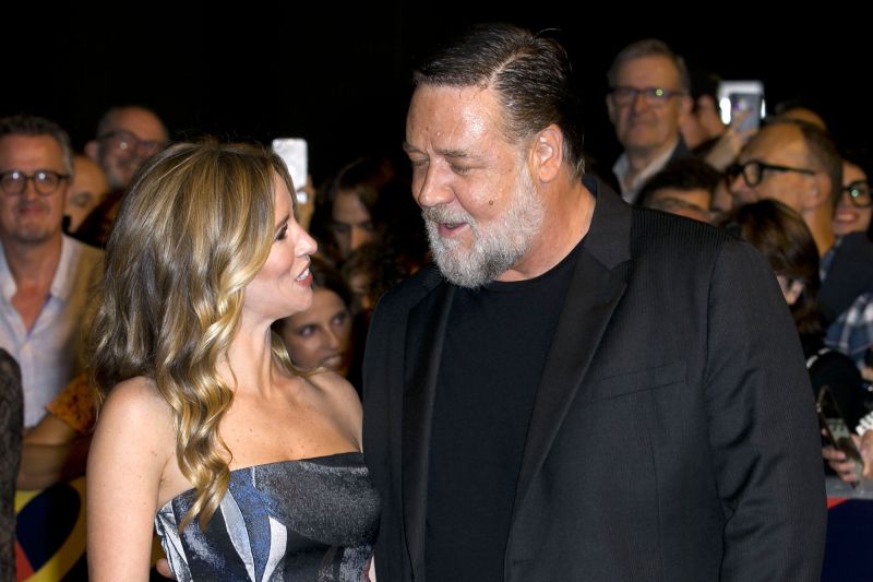 Russell Crowe Makes Red Carpet Debut With GF Britney Theriot 4