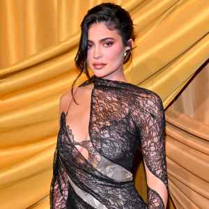 White Hot! Kylie Jenner Flashes Her Toned Abs in Monochromatic Look: Photo