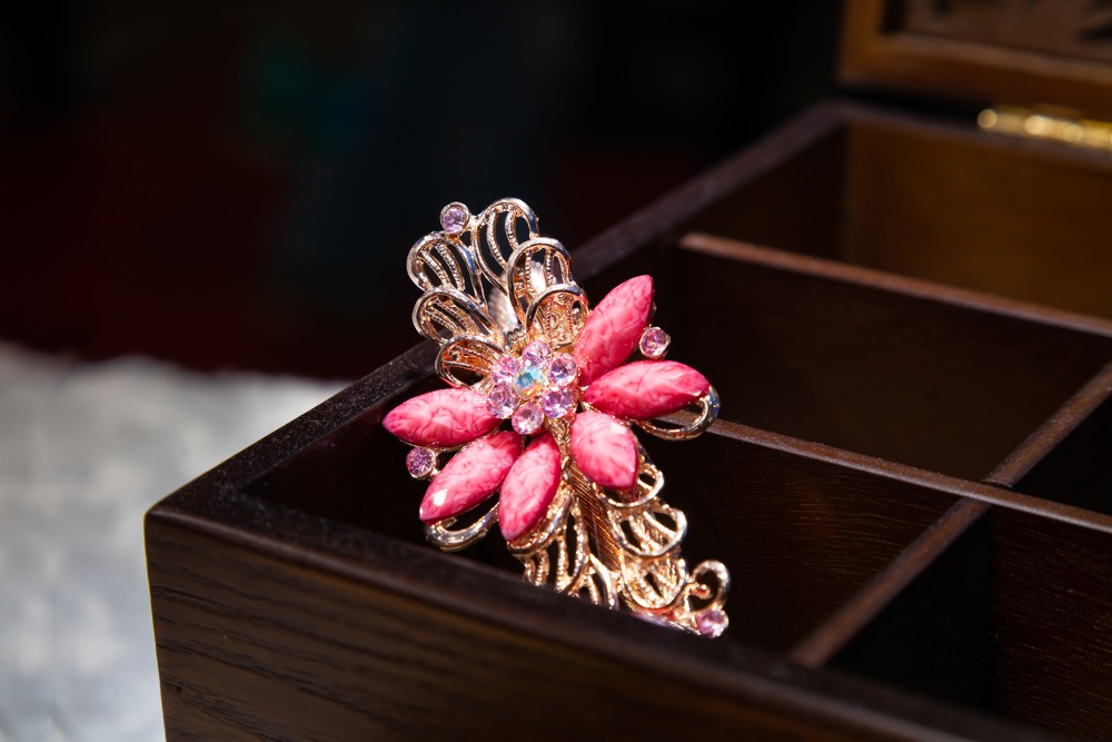 flower-hair-clip-us-weekly