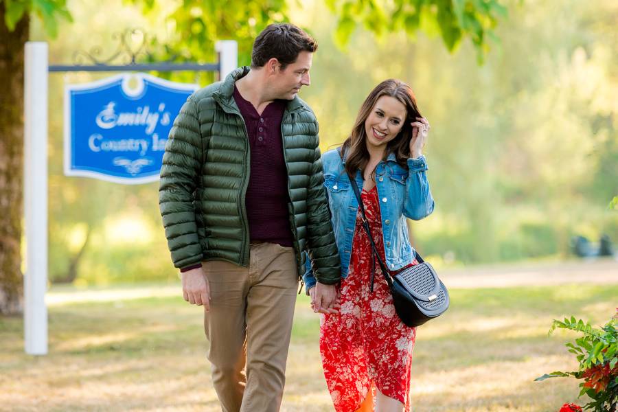 A Guide (and Unofficial Ranking) to All of Lacey Chabert’s Hallmark Movies and Franchises -- AMH_InnLove_0322_CB