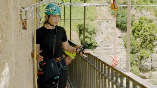 Claire Attempts to Conquer Fear of Heights on ‘Amazing Race’ 122 Don\'t Look Down