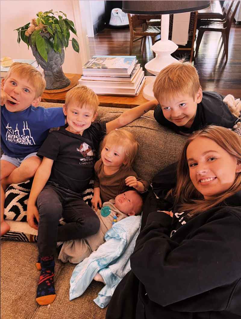 एमिली मेनार्ड और पति टायलर जॉनसन ने चुपके से पांचवें बच्चे का स्वागत किया है, उसका छठा
