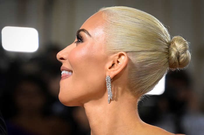 Kim Kardashian recuerda el proceso 'tedioso y molesto' de teñirse el cabello para la Met Gala: 'Tenemos que hacerlo bien'