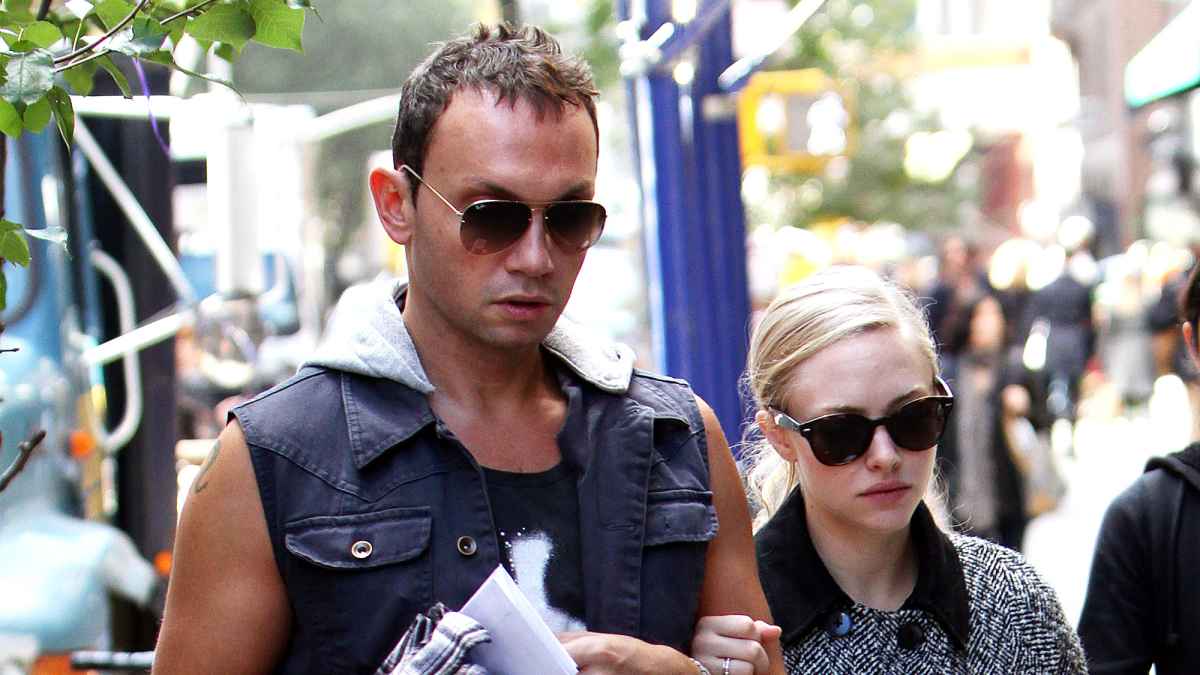 PIC-Amanda-Seyfried-Holds-Hands-With-New-Boyfriend-Desmond-Harrington-Desmond-Harrington-Amanda-Seyfried