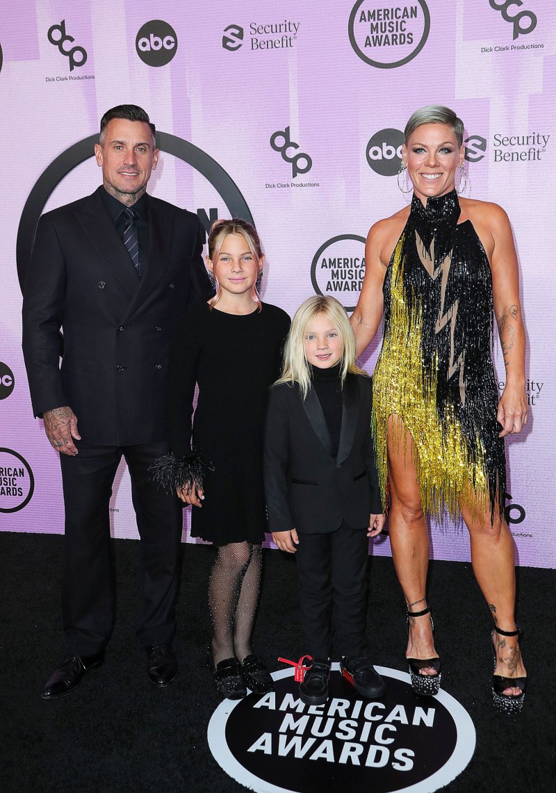 Pink Walks the American Music Awards Red Carpet with Husband Carey Hart and 2 Children - Photos American Music Awards (AMA) 2022 005 American Music Awards Arrivals Los Angeles, California, United States - November 20, 2022