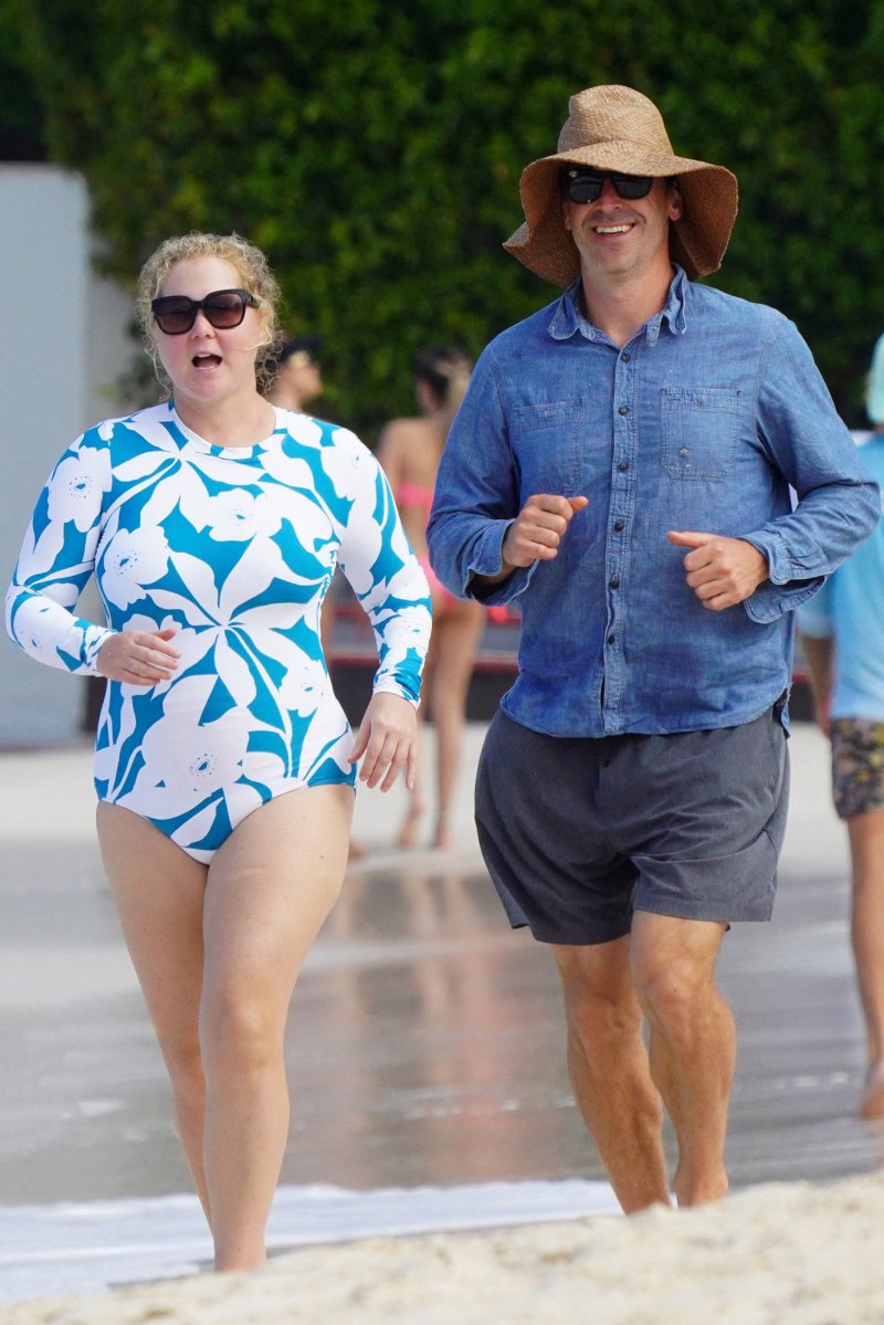 Amy Schumer e o marido Chris Fischer são todos sorrisos durante o passeio na praia