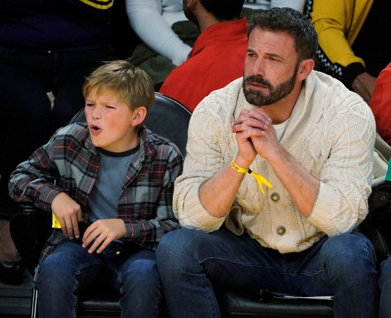 Ben Affleck et son fils Samuel, 10 ans, assis au bord du match des Los Angeles Lakers - Voir les photos - 208