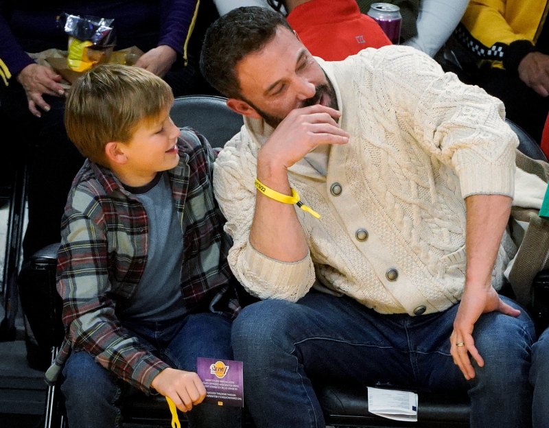 Ben Affleck et son fils Samuel, 10 ans, assis au bord du match des Los Angeles Lakers - Voir les photos