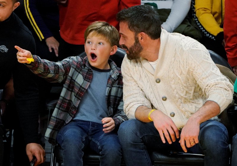 Ben Affleck et son fils Samuel, 10 ans, assis au bord du match des Los Angeles Lakers - Voir les photos - 214