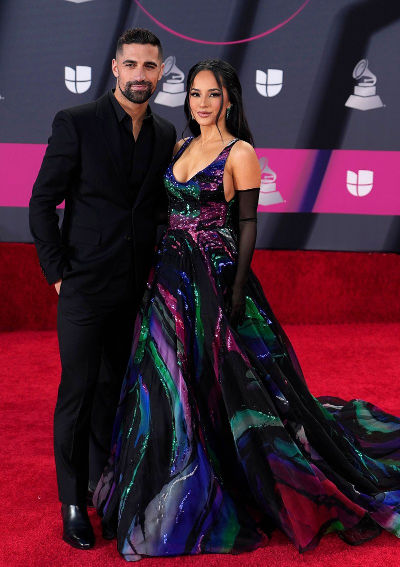 คนดังที่กำลังออกเดทหรือแต่งงานกับนักฟุตบอลอาชีพ - Victoria Beckham และอีกมากมาย 588 Sebastian Lletget, Becky G. 2022 Latin Grammy Awards - Arrivals, Las Vegas, United States - 17 พ.ย. 2022