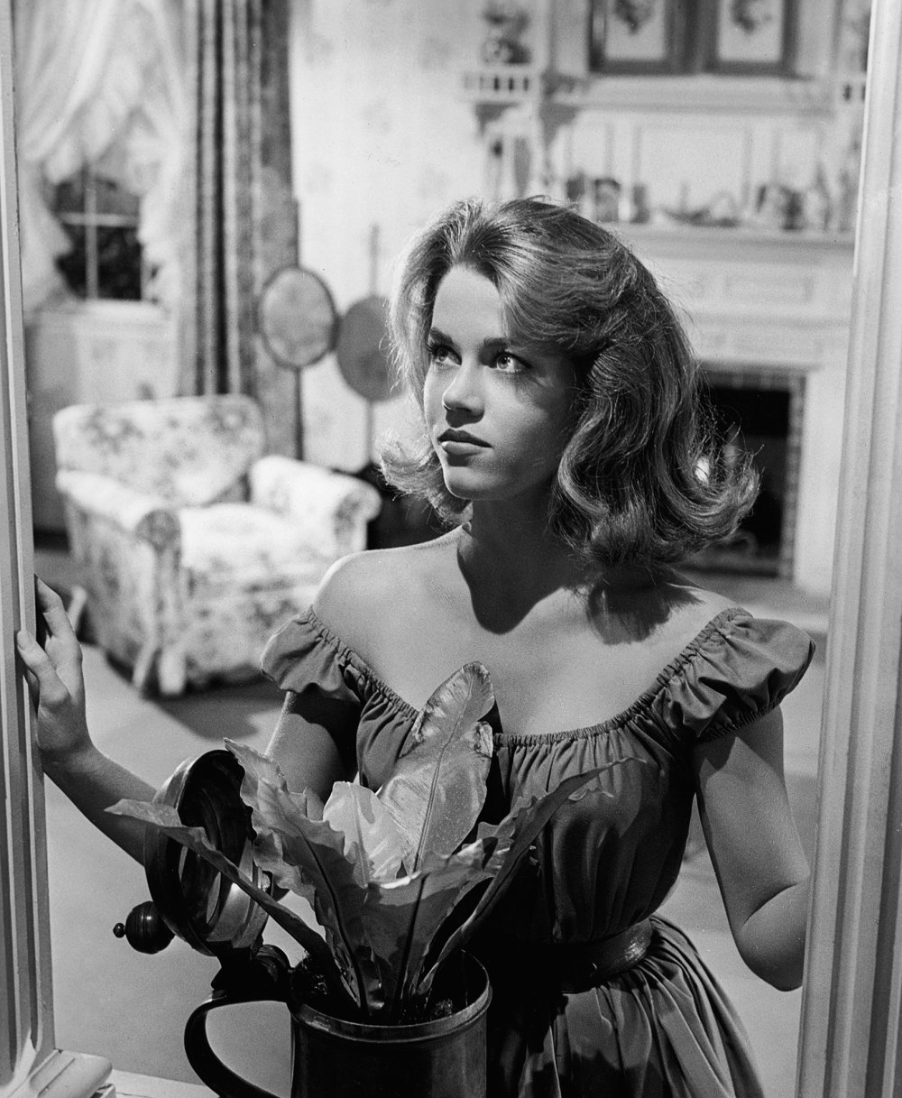 Jane Fonda dans ses années de jeunesse, avec une apparence radieuse et pleine d'espoir