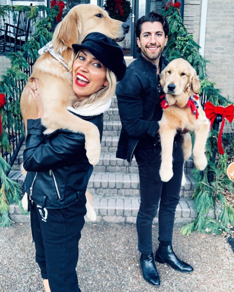 Kaitlyn Bristowe i Jason Tartick Les estrelles d'Instagram de Kaitlyn Bristowe celebren les estacions de vacances amb les seves estimades mascotes