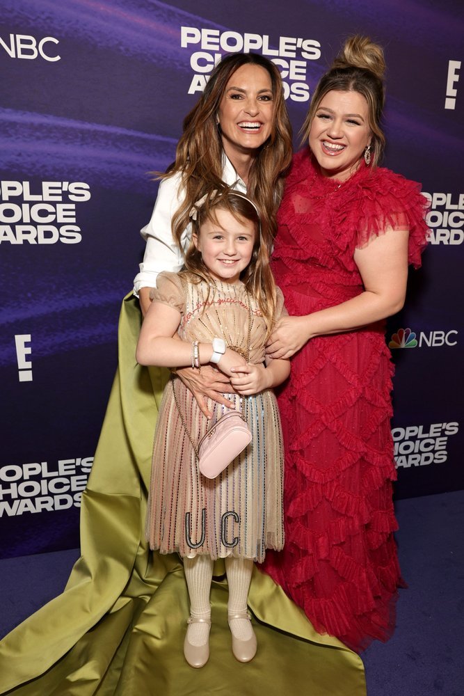 Kelly Clarkson Brings Daughter River Rose, 8, to PCAs: Photos