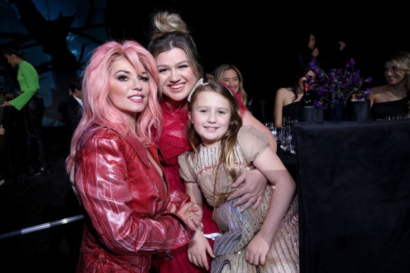 Kelly Clarkson Brings Daughter River Rose, 8, to PCAs: Photos