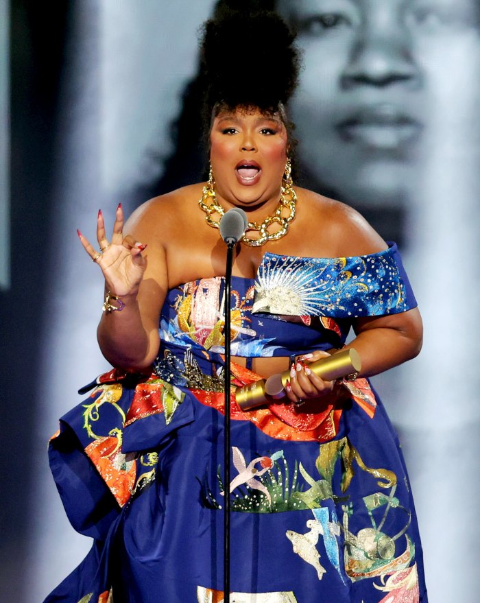 Lizzo Accepts the Peoples Champion Award With Heartwarming Speech at the 2022 Peoples Choice Awards Honors Female Advocates 793
