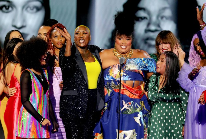 Lizzo Accepts the People’s Champion Award With Heartwarming Speech at the 2022 People’s Choice Awards, Honors Female Advocates 797