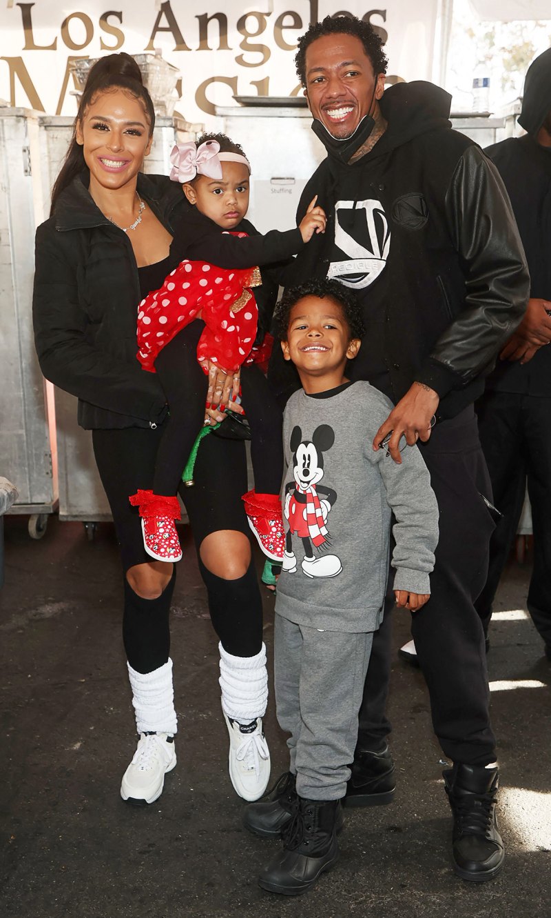 Nick Cannon und Brittany Bell feiern Weihnachten mit ihren Kindern, während sie Obdachlose füttern