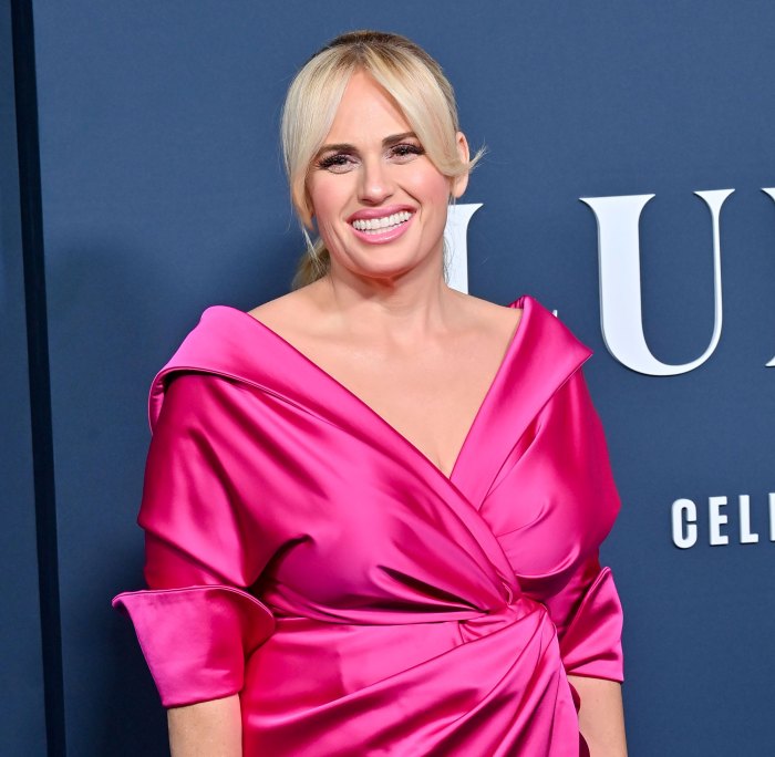 Rebel Wilson, Bir Kadınla İlk Öpücük Hakkında Açılıyor: Lezbiyen Sahnesi 'Aşk Hayatımı Tamamen Değiştirdi' sıcak pembe saten elbise