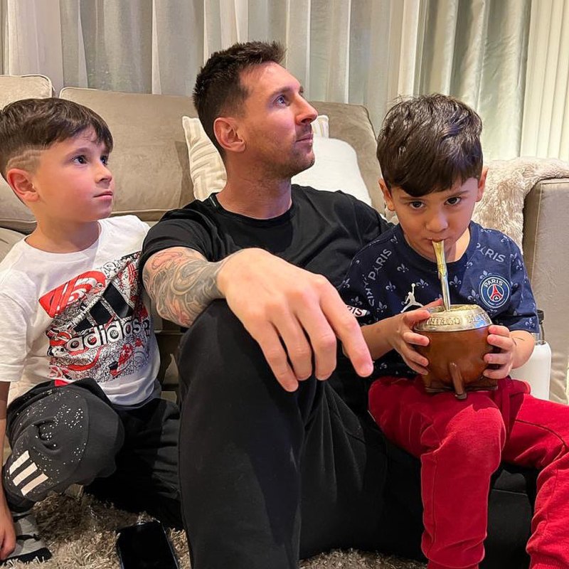 The cutest family photos of football star Lionel Messi and his wife Antonella Roccuzzo with their 3 sons - 080