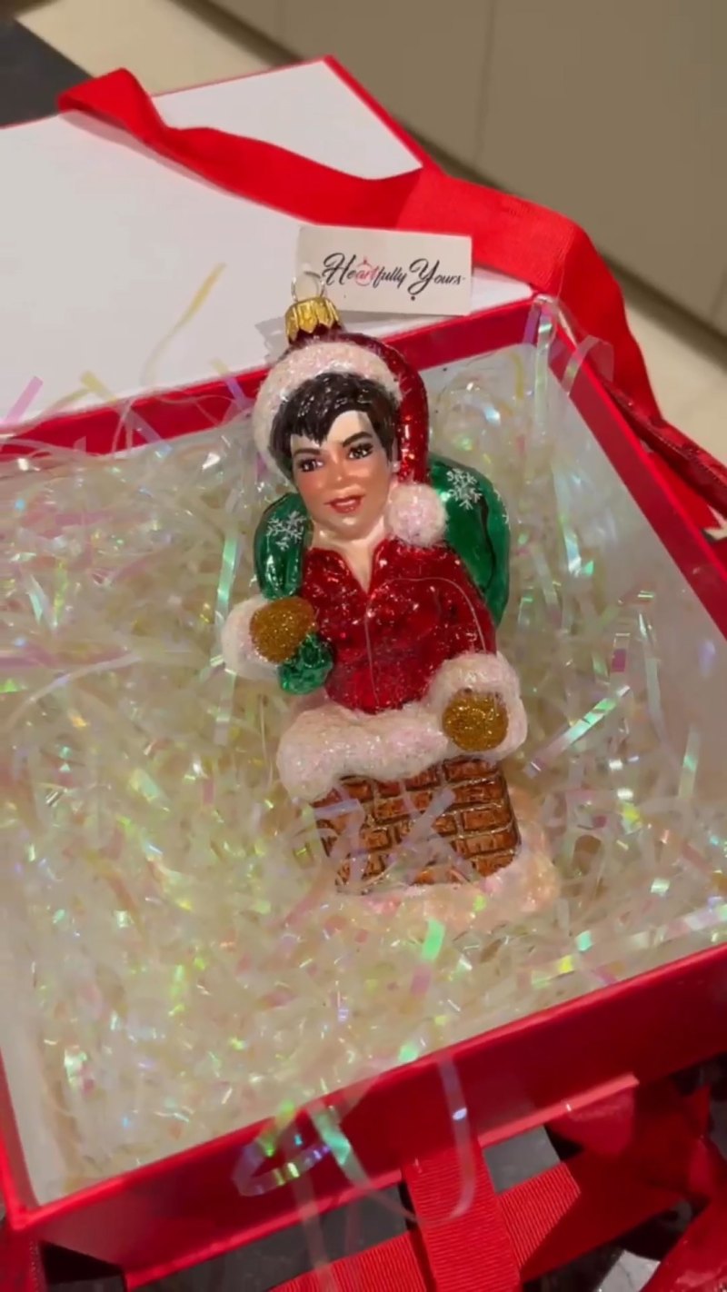 The Kardashian-Jenner Family’s 2022 Holiday Decorations- Kylie Jenner’s Elaborate Tree, Kris Jenner’s Custom Elves on a Shelf and More - 048