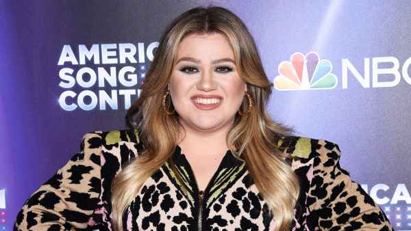 Watch Kelly Clarkson Perform the Christmas Song She Wrote Amid Her Divorce