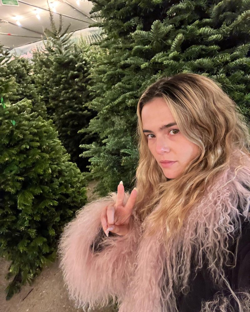 Zoey Deutsch Celebrities at the Christmas tree farms 2022