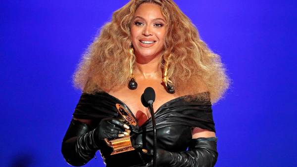 All the Details on Beyoncé’s Dubai Performance Outfit - 274