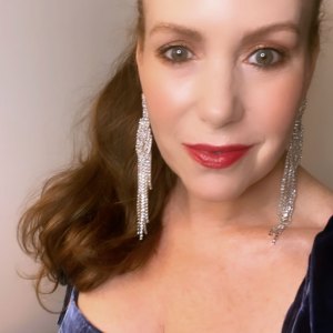 Beauty Editor Red Carpet blue velvet dress