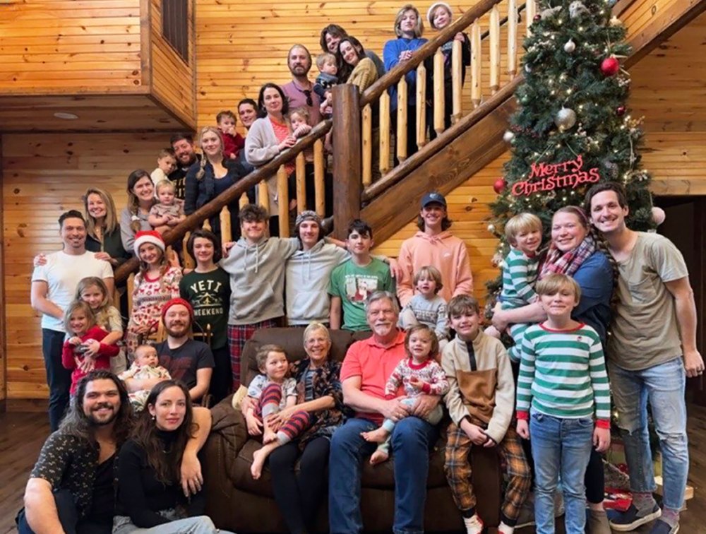 Isaac, Taylor and Zac Hanson Pose With All 39 Members of Their Family
