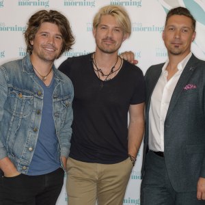 Isaac, Taylor and Zac Hanson Pose With All 39 Members of Their Family: Photo jean jacket