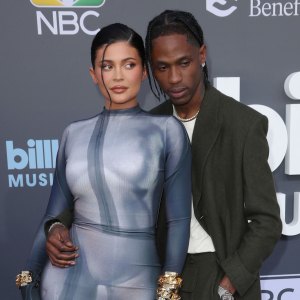 Kylie Jenner and Travis Scott's Pals Expect Them to Get Back Together Despite Split: They 'Have the Same Issues' grey blue gown