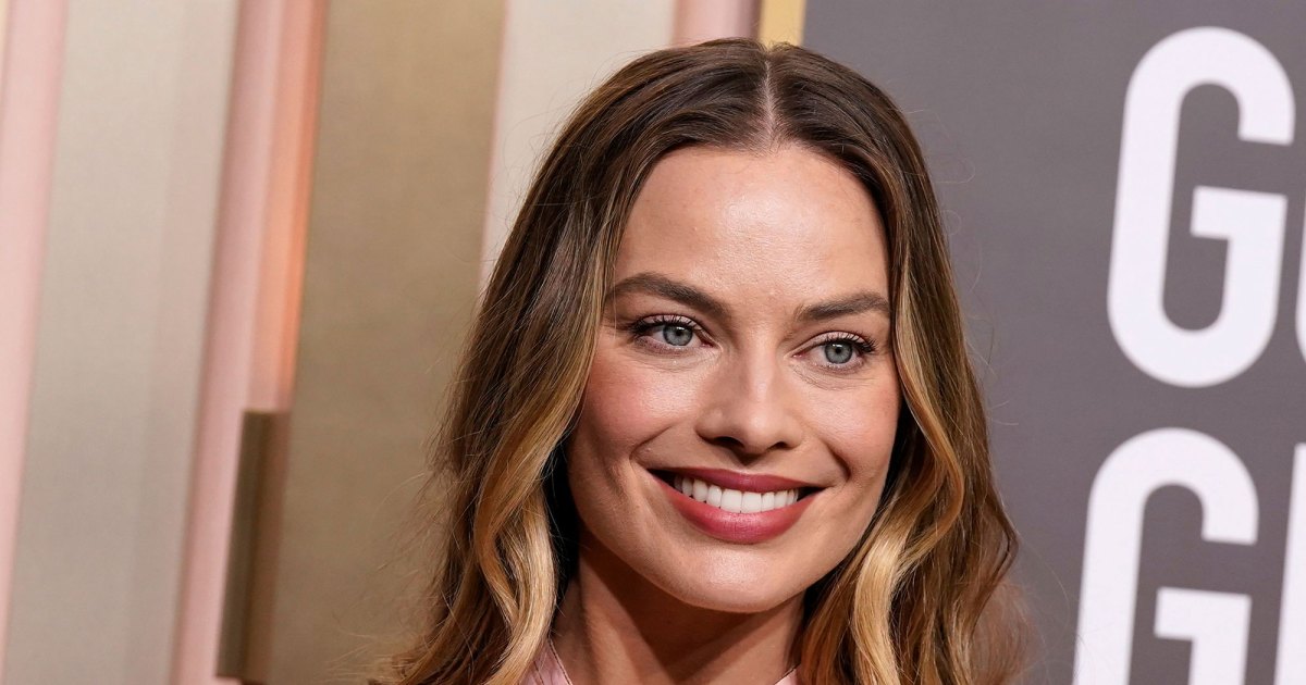 Margot Robbie dazzles in pink Chanel at the 2023 Golden Globes