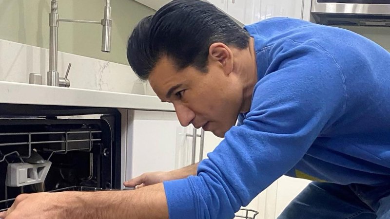 Mario Lopez The Load The Dishwasher Just Like Us