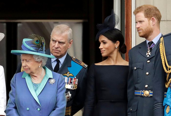Príncipe Harry revela que Meghan Markle inicialmente pensou que o príncipe Andrew era assistente da rainha Elizabeth II
