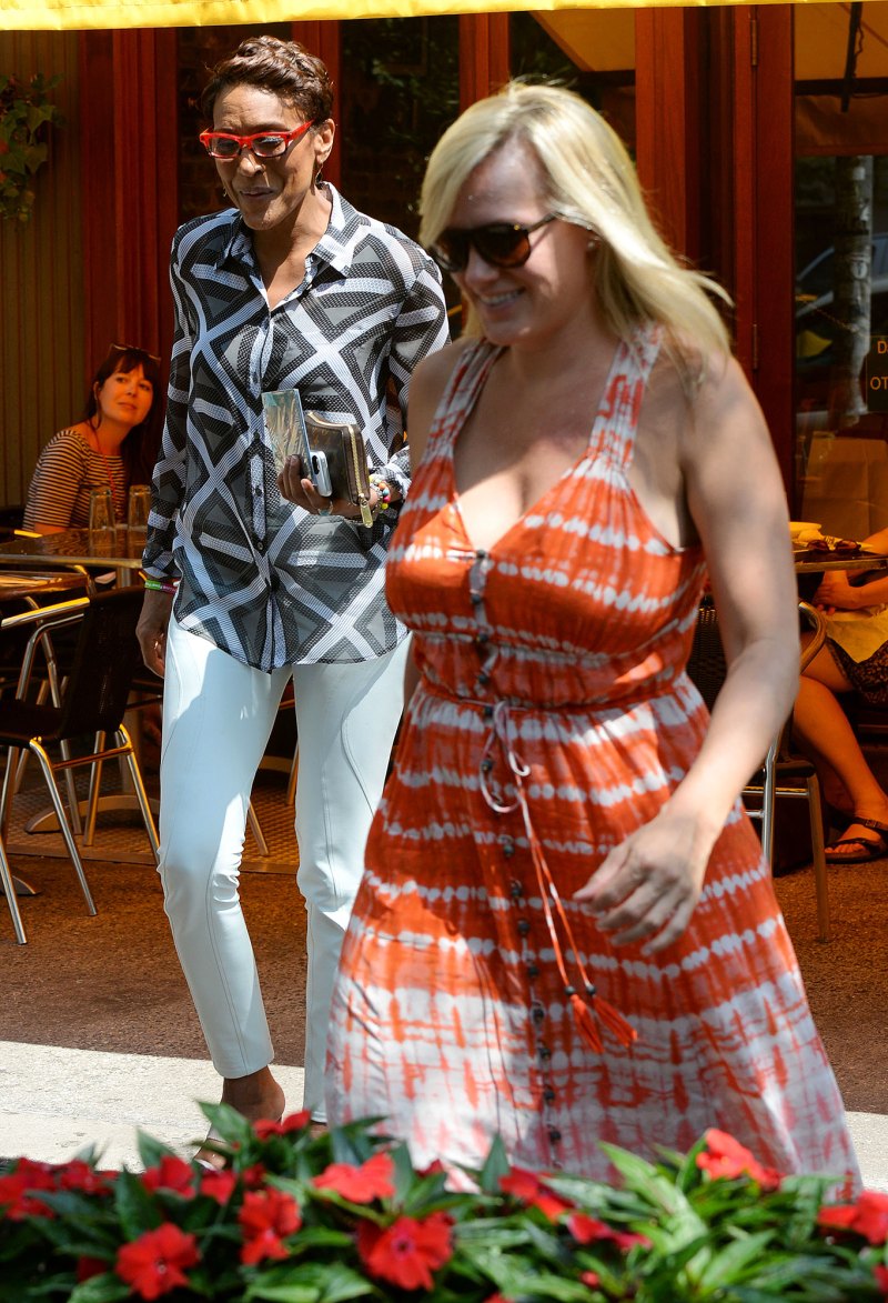 Robin Roberts, Amber Laign İlişki Zaman Çizelgesi - 659 Robin Roberts ve kız arkadaşı Amber Laign, New York, Amerika'daki Da Silvano Restaurant'ta arkadaşlarıyla öğle yemeği yediler - 25 Temmuz 2014