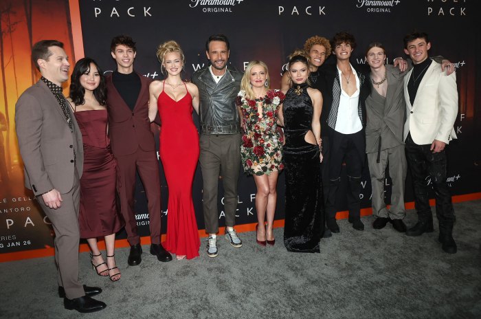 Sarah Michelle Gellar and the cast of 'Wolf Pack'