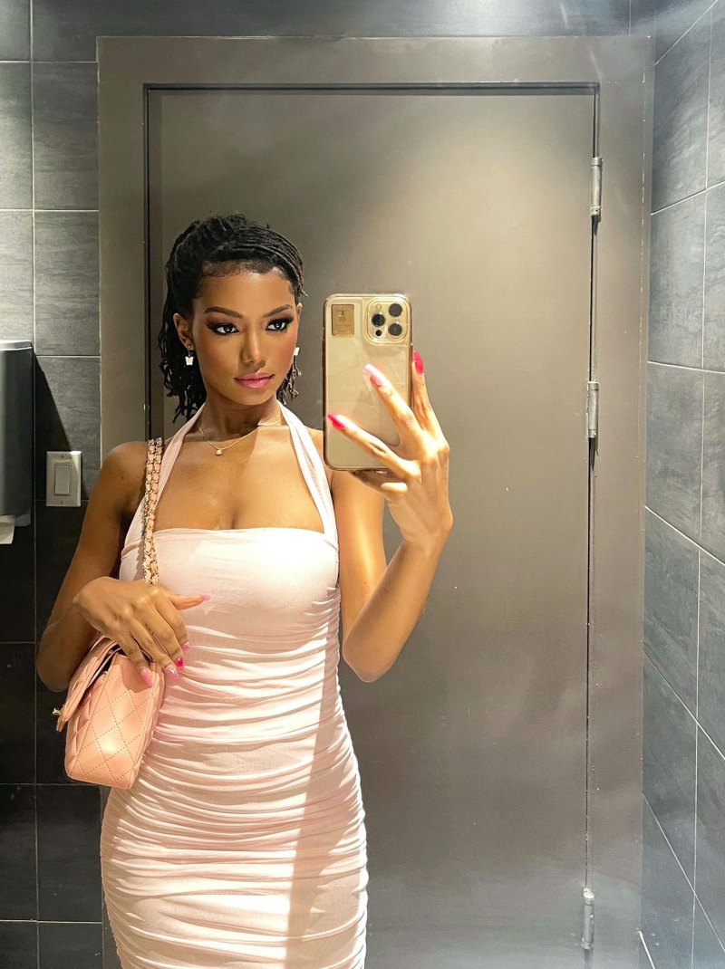 Who Is 'Bachelor' Season 27's Brianna Thorbourne? 5 Things to Know About America's 1st Impression Rose Winner mirror selfie
