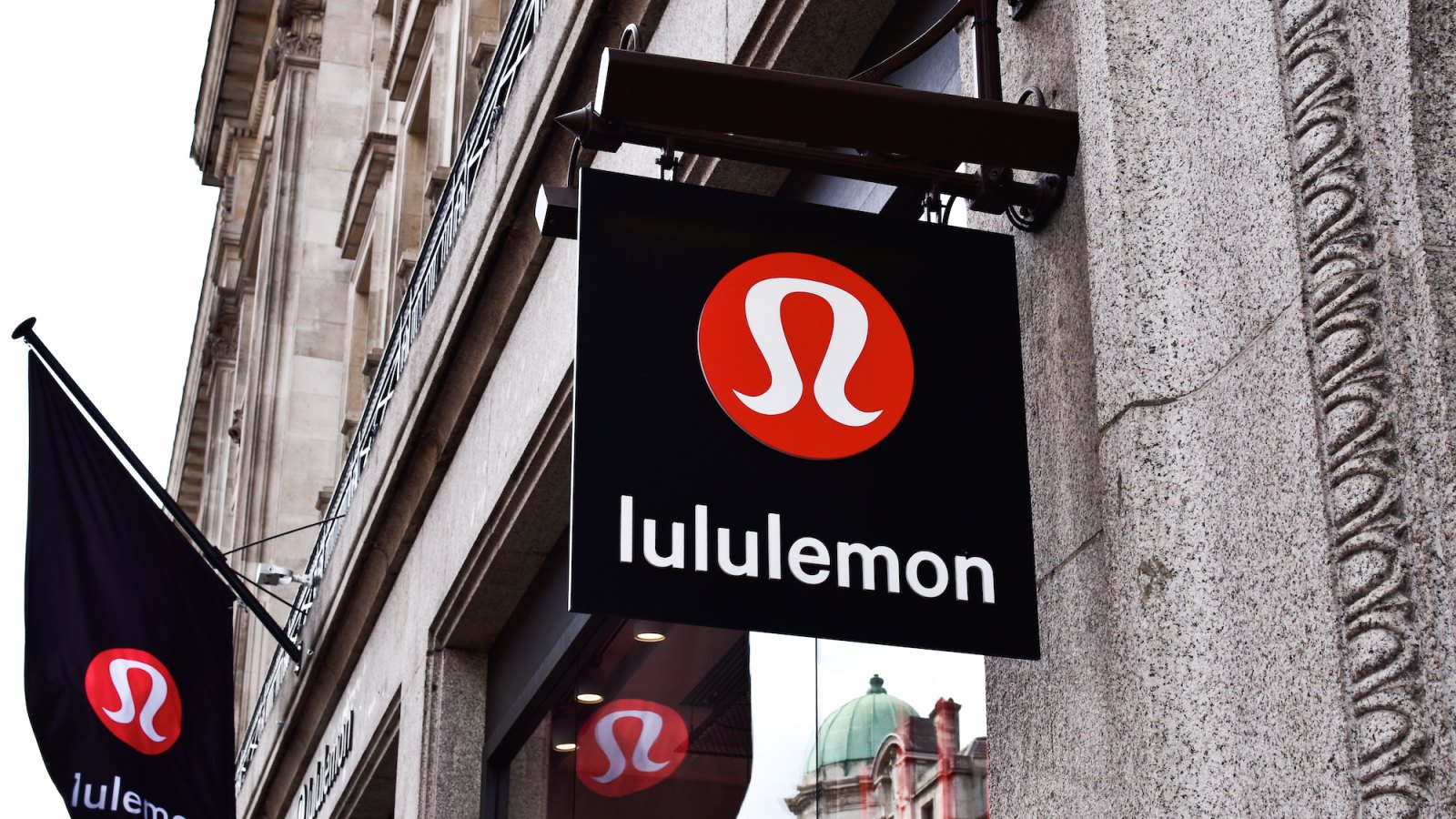 lululemon-storefront-stock-photo