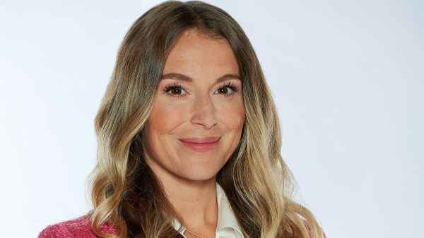 Alexa PenaVega Shares How Leaving Her Family Behind Helped Her to ‘Dive In’ Filming Hallmark’s ‘A Paris Proposal’ - 674