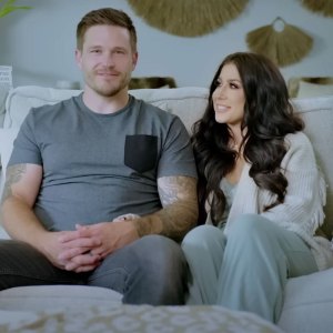 Chelsea Houska and Cole DeBoer's HGTV Show 'Down Home Fab': Premiere Date, Premise and More grey t shirt