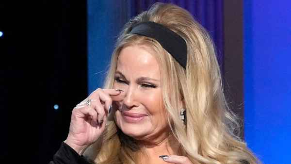 Feature Jennifer Coolidge Cries During SAG Awards Acceptance Speech