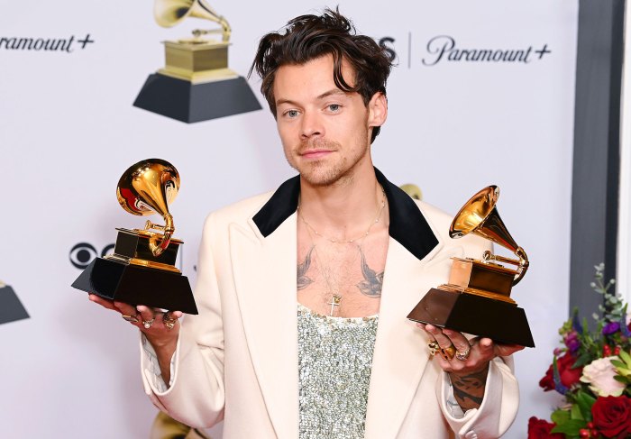 Os ex-companheiros de banda de Harry Styles no One Direction, Niall Horan e Liam Payne, parabenizam-no pelas vitórias no Grammy