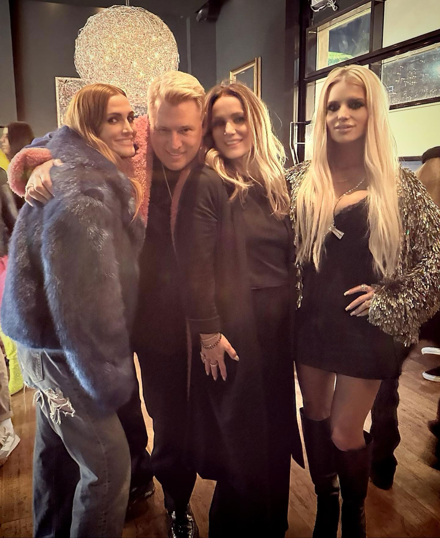 Jessica, Ashlee Simpson Pose for Family Pic With Parents Joe, Tina image