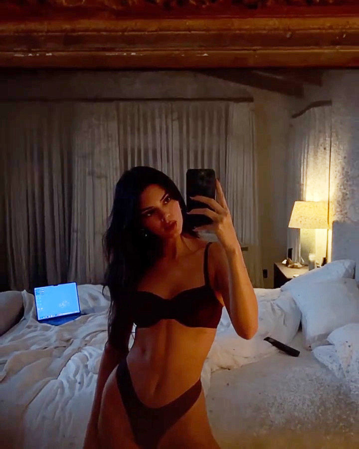 https://www.usmagazine.com/wp-content/uploads/2023/02/Kendall-Jenner-Posts-Sultry-Mirror-Selfies-550.jpg?quality=86&strip=all