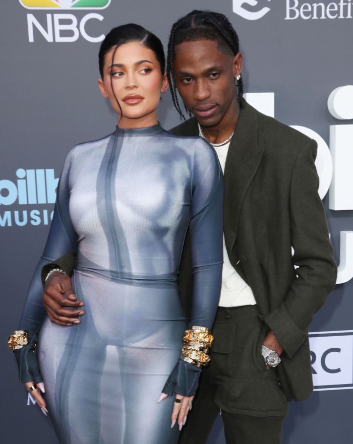 Kylie Jenner 'não vê' reconciliação com Travis Scott após separação, mas amigos 'não estão tão convencidos' vestido cinza azul